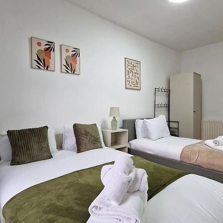 2 Bedroom Apartment Near Station Londra Esterno foto