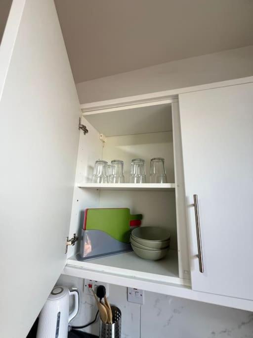 2 Bedroom Apartment Near Station Londra Esterno foto