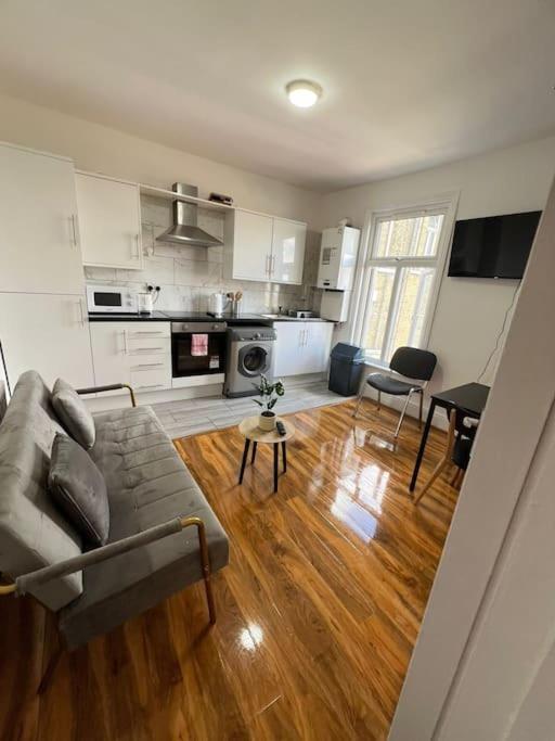 2 Bedroom Apartment Near Station Londra Esterno foto