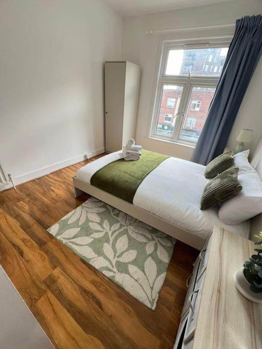 2 Bedroom Apartment Near Station Londra Esterno foto