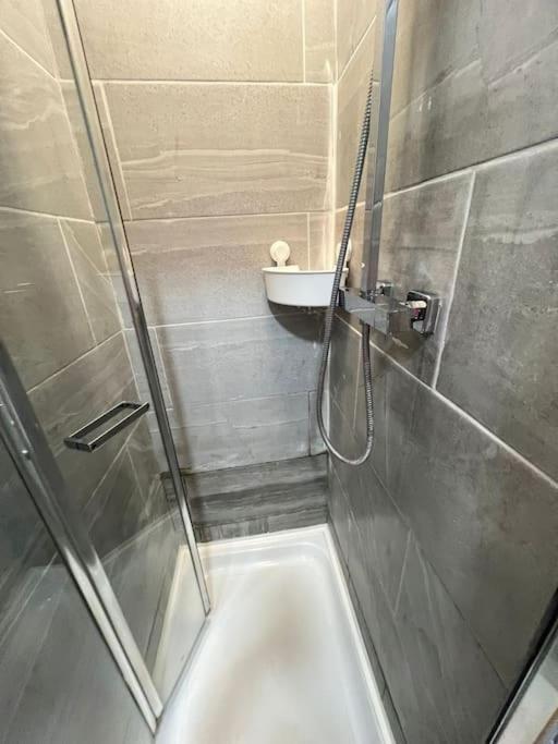 2 Bedroom Apartment Near Station Londra Esterno foto