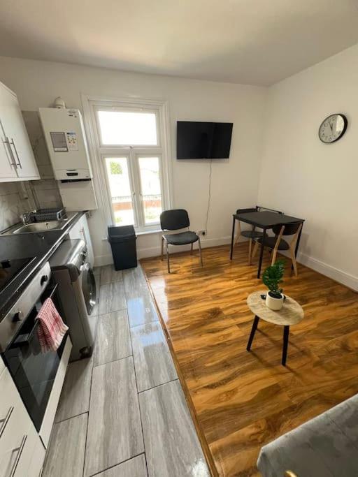 2 Bedroom Apartment Near Station Londra Esterno foto