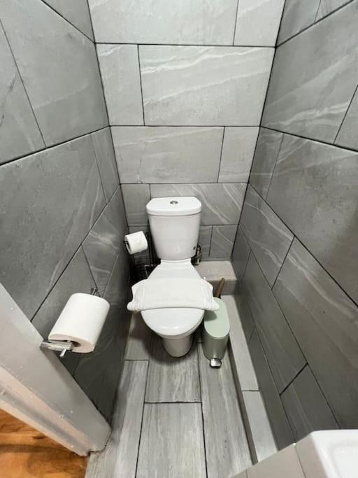 2 Bedroom Apartment Near Station Londra Esterno foto