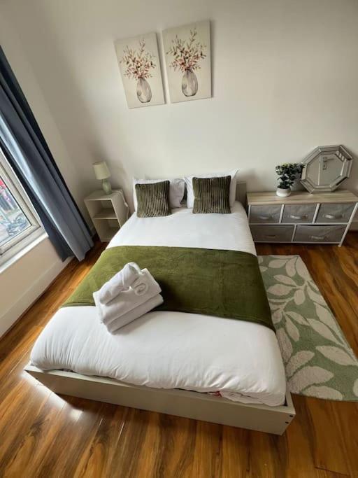2 Bedroom Apartment Near Station Londra Esterno foto