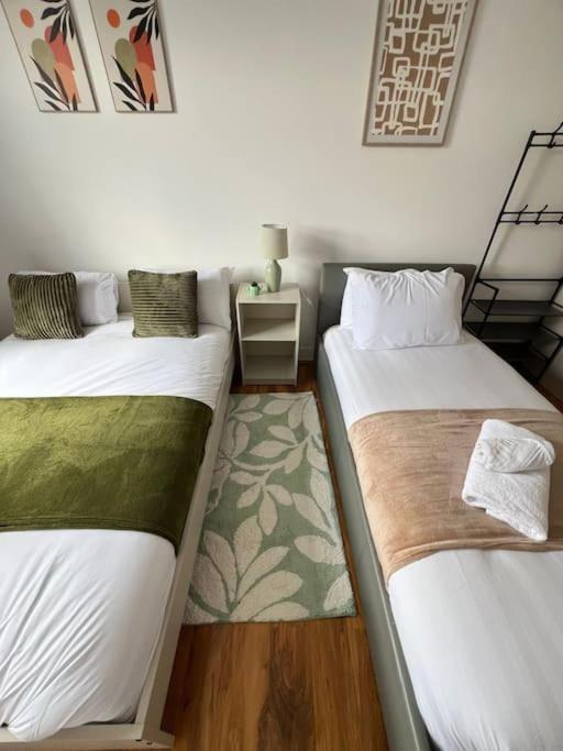 2 Bedroom Apartment Near Station Londra Esterno foto