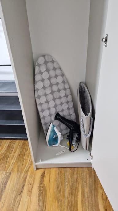 2 Bedroom Apartment Near Station Londra Esterno foto