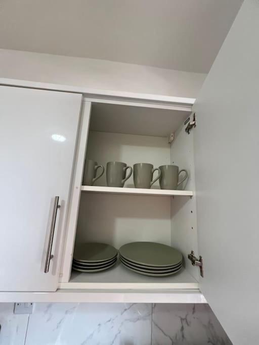 2 Bedroom Apartment Near Station Londra Esterno foto