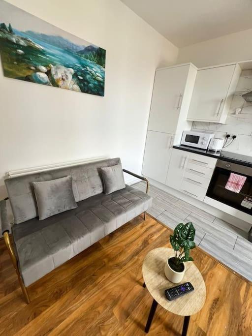 2 Bedroom Apartment Near Station Londra Esterno foto