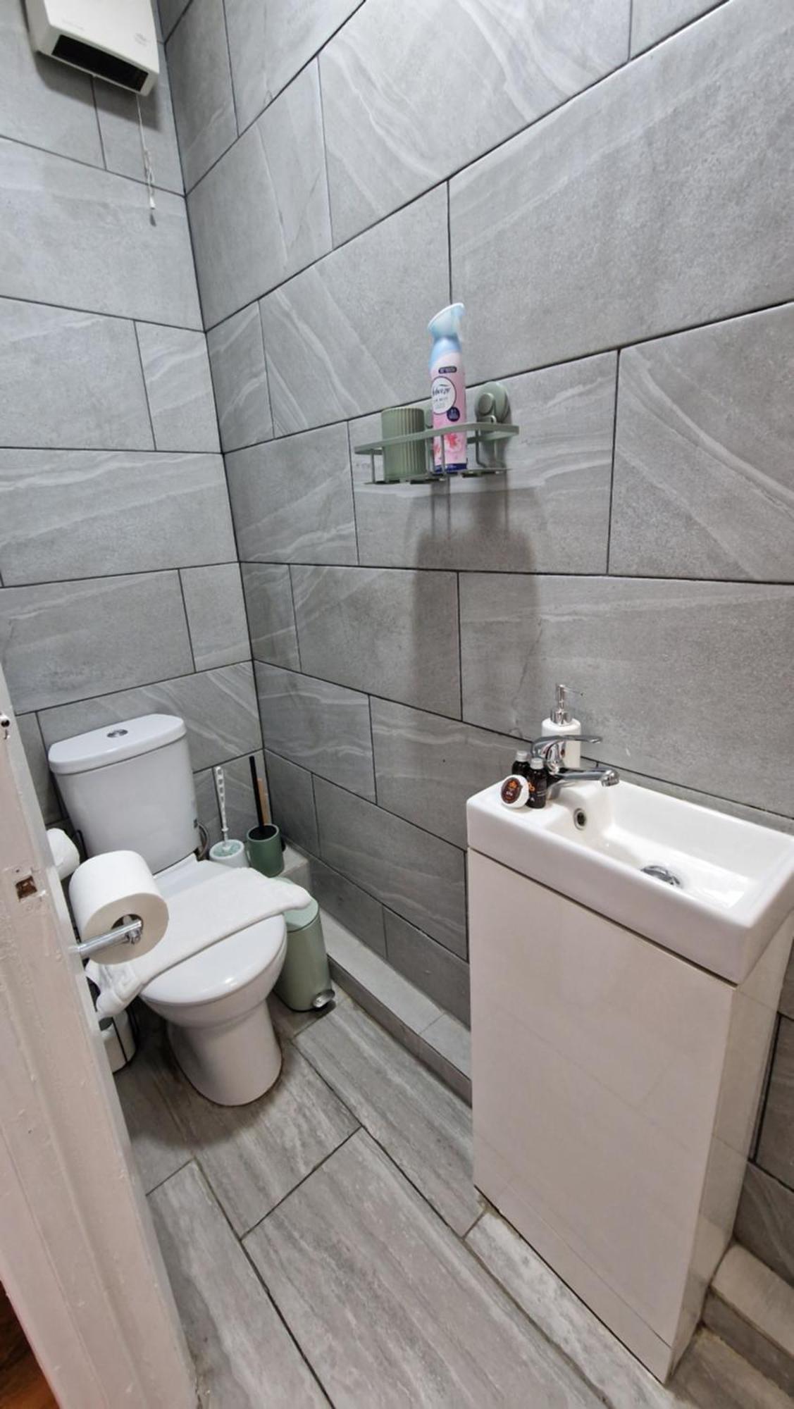 2 Bedroom Apartment Near Station Londra Esterno foto