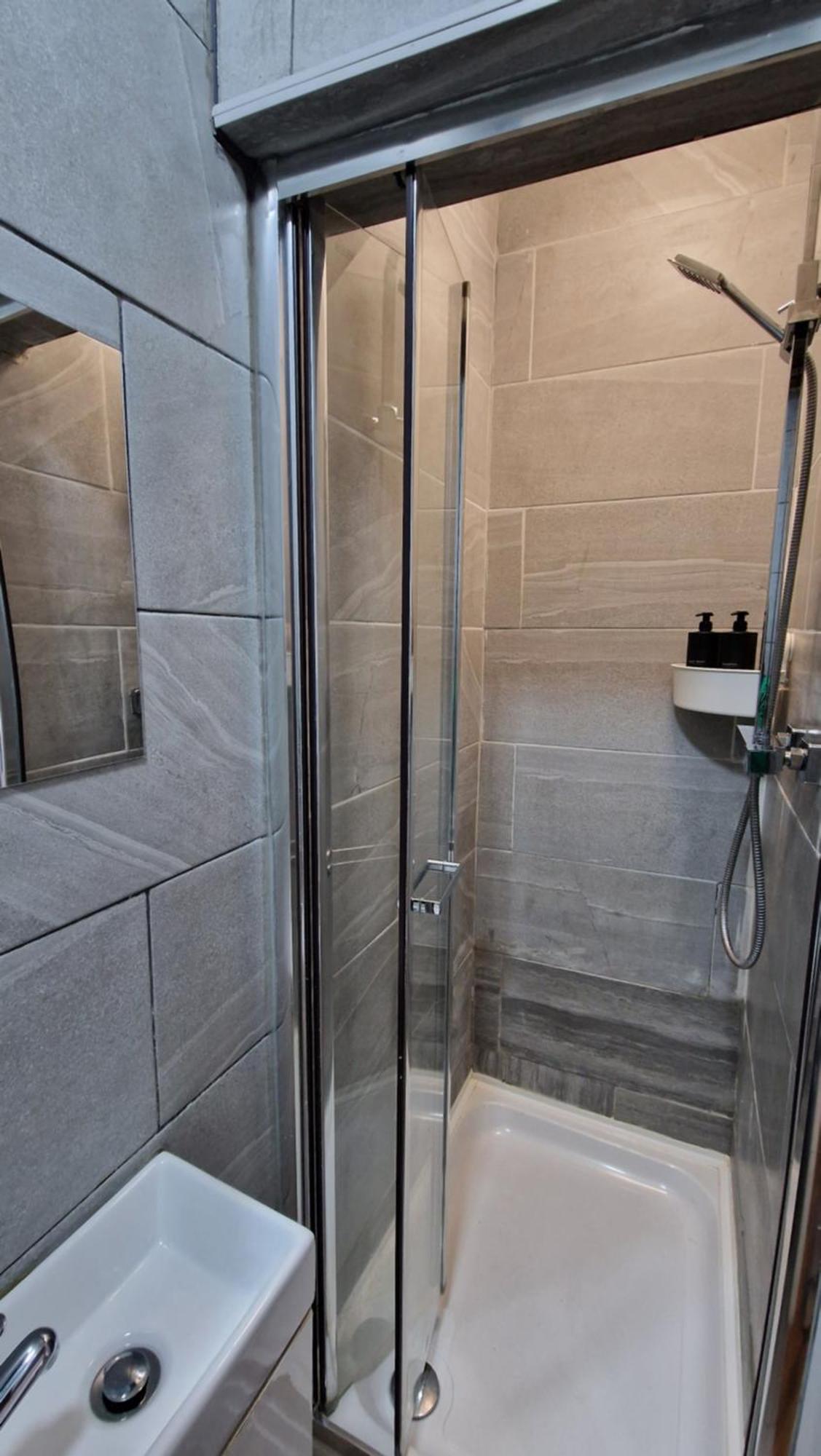 2 Bedroom Apartment Near Station Londra Esterno foto
